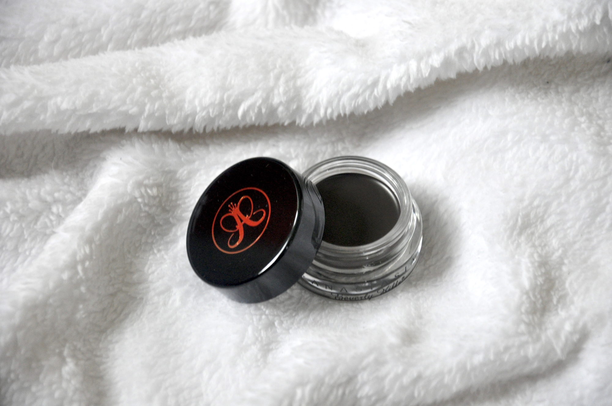 Mon avis sur la pommade à sourcils de Anastasia Beverly Hills ! Réglisse & Myrtilles