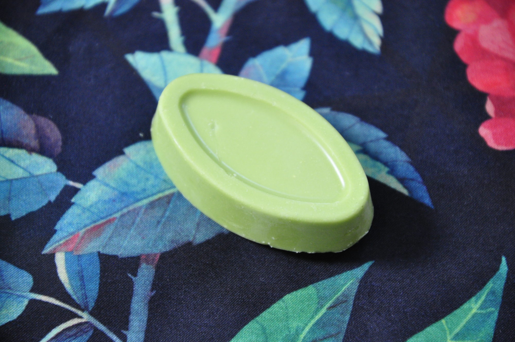 Amazon Primer de LUSH une huile solide en tant que base de teint avant le maquillage